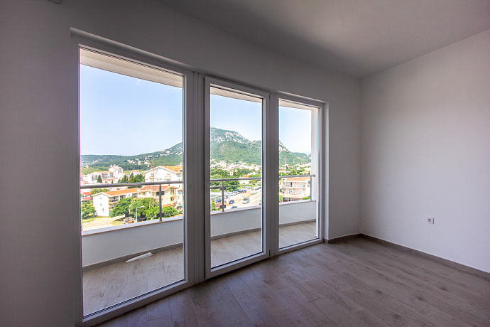 Apartments for sale in Sutomore with a view of the sea and the city