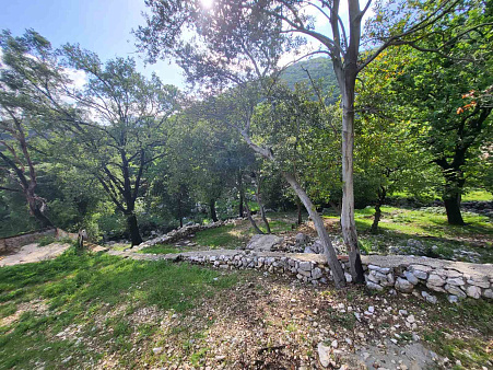 Grundstück mit Meerblick und natürlichem Wasserfall in der Nähe von Kotor