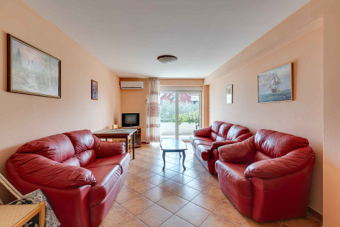 Spacious Two-Bedroom Apartment with Terrace Near Budva Centre — photo 2