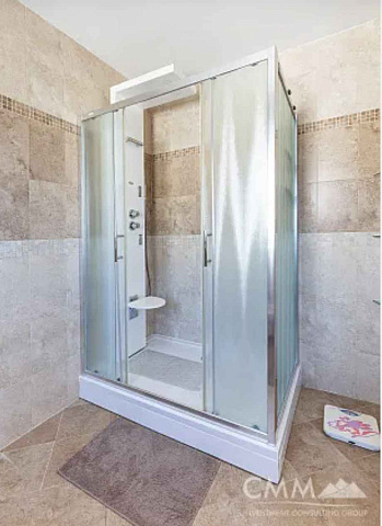Spacious duplex apartment with sea view in Sveti Stefan — photo 28