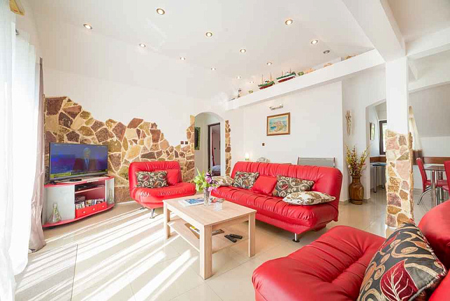 Apartment with three bedrooms and sea views in Budva