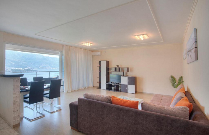 Spacious one-bedroom apartment in Budva with sea view