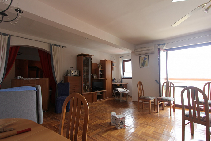 Spacious apartment in Budva with sea view