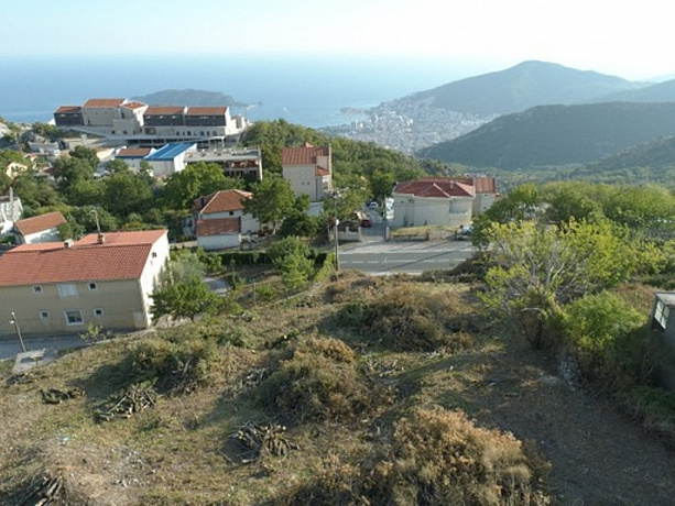 Land for sale for the construction of residential buildings overlooking the sea.