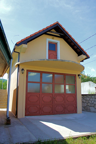 House for sale with a large plot in Cetinje