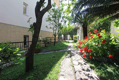 Apartment with a studio inside and a courtyard