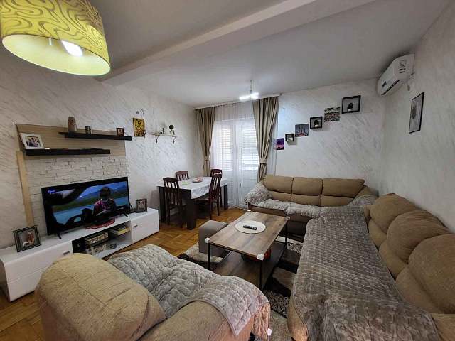 Apartment with a spacious terrace in a quiet location in Budva