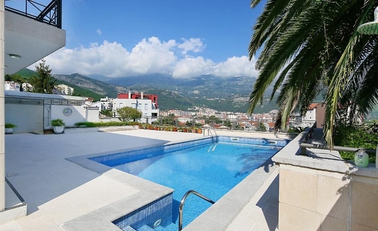 A villa with swimming pool in Budva
