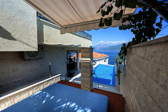 A villa with pool in Krasici