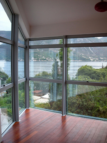 Spacious apartment in Kotor with a panoramic view of the sea