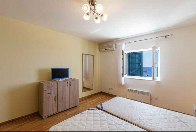 Spacious duplex apartment with sea view in Sveti Stefan — photo 34