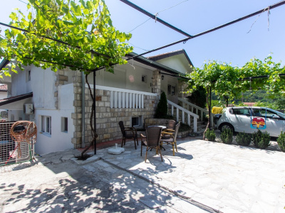 Two-storey house with 6 bedrooms in Herceg Novi, Zelenika