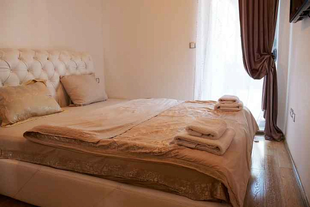 Apartment with two bedrooms and sea views in Kotor — photo 10