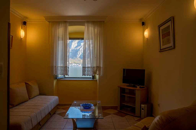 Two houses with restaurant on the front line — photo 38