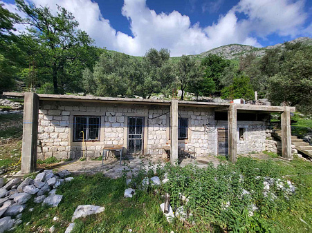 Grundstück mit Meerblick und natürlichem Wasserfall in der Nähe von Kotor