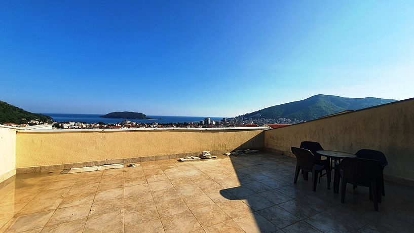 Duplex apartment with a panoramic view of Budva and the sea