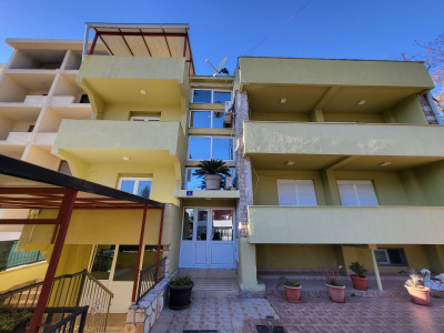 House with apartments in Sutomore