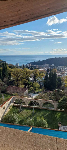 Three-storey house in Sutomore overlooking the sea — photo 9