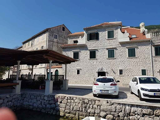 Two houses with restaurant on the front line — photo 7