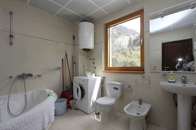 Spacious apartment 50 meters from the sea — photo 14