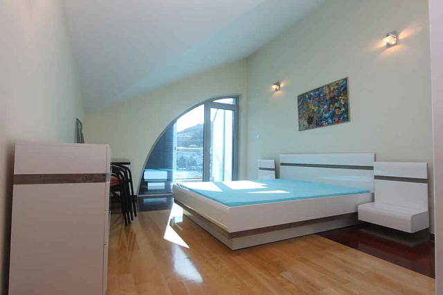 Spacious apartment in the center of Budva — photo 11