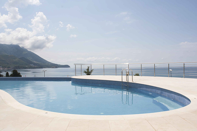 Luxurious Two-Bedroom Apartment with Expansive Terrace in Bečići — photo 17