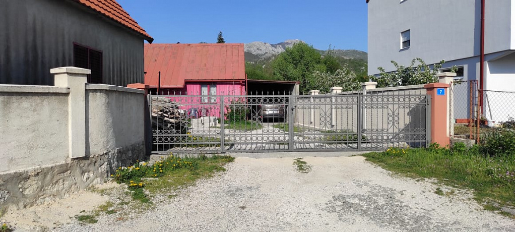Property for sale consisting of two houses in Cetinje