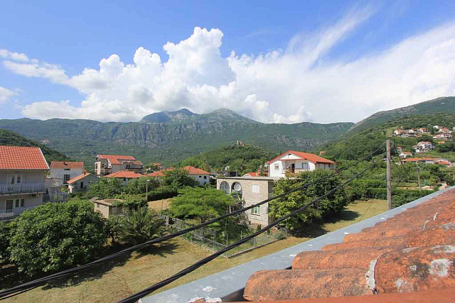 A spacious house with a large yard in Zelenika — photo 8