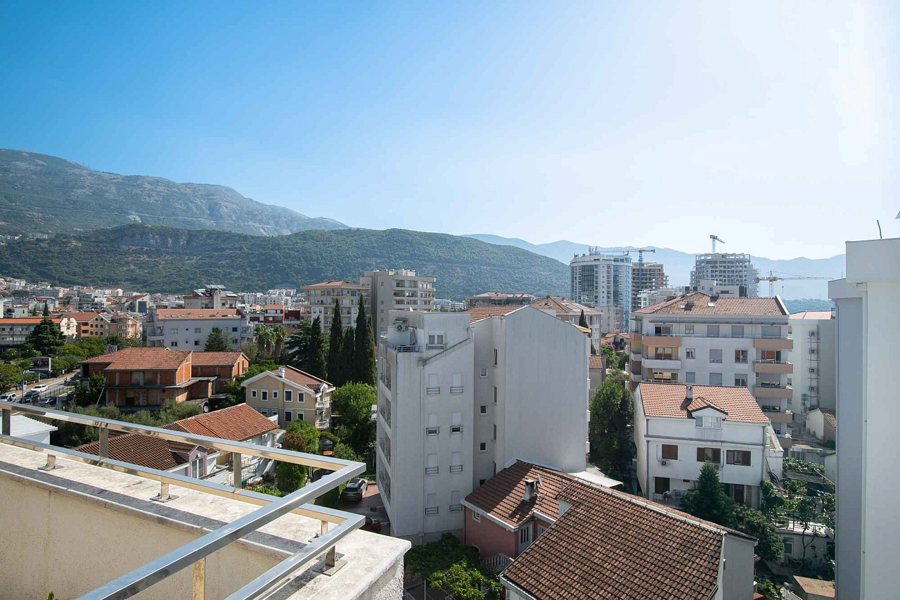 Spacious one bedroom apartment with lots of natural light in Budva city center