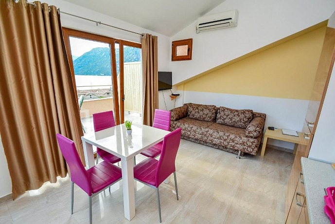 Hotel near the sea in Kotor