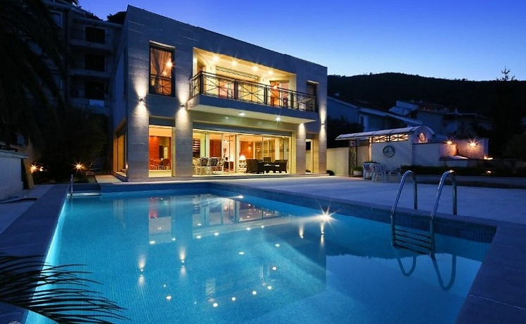 A villa with swimming pool in Budva