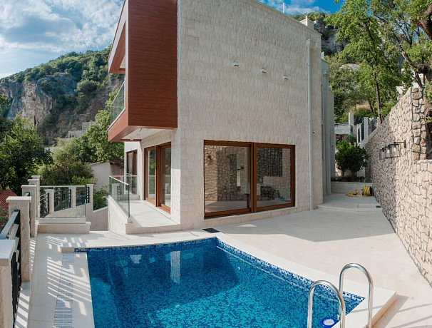 Villa with pool on the first line near Petrovac