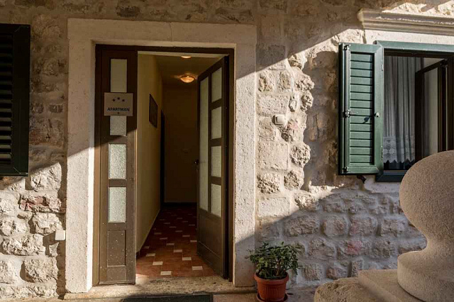 Two houses with restaurant on the front line — photo 18