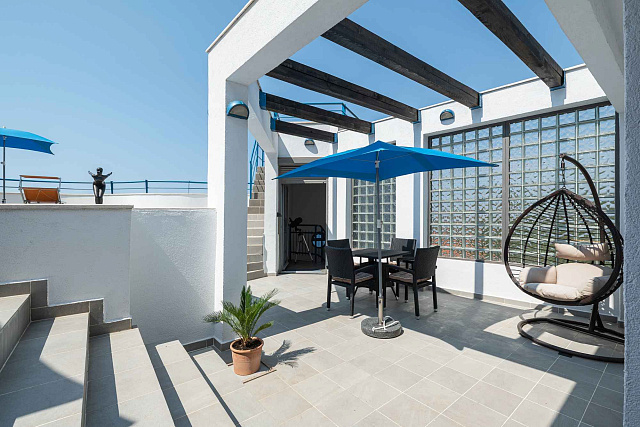 Luxury Investment Villa in Blizikuće – 3 Apartments, Pool & 120 m² Roof Terraces
