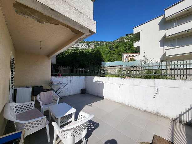 Apartment with a spacious terrace in a quiet location in Budva