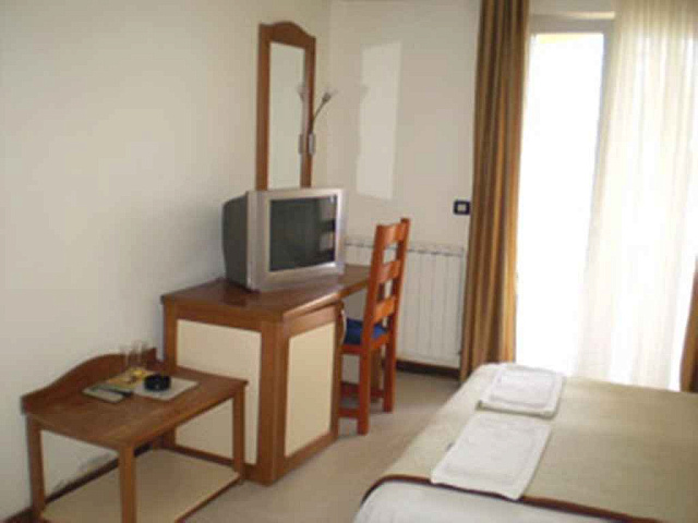 Hotel on the front line in Stoliv — photo 7