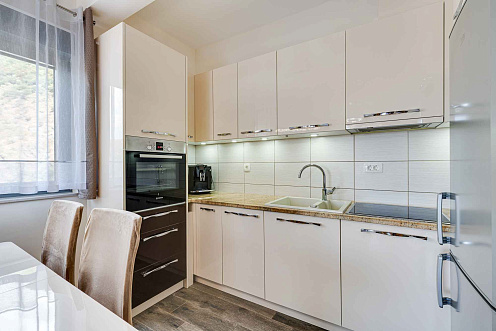 Modern One-Bedroom Apartment with Large Terrace and Garage in Bečići — photo 3