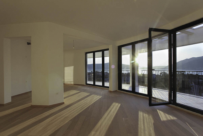 Penthouse in Tivat with panoramic sea view