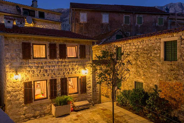 Two houses with restaurant on the front line — photo 5