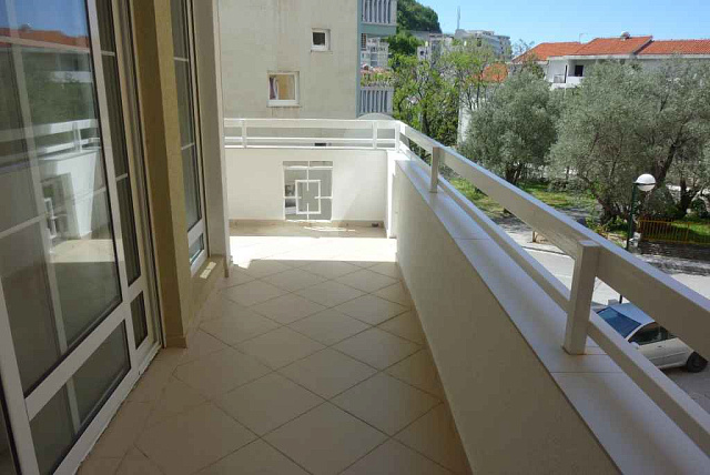 Spacious apartment in Rafailovici — photo 10