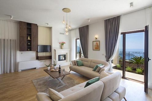 Wunderschöne Villa mit Panoramablick auf das Meer.