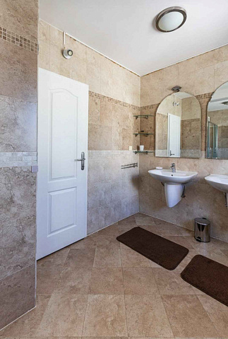 Spacious duplex apartment with sea view in Sveti Stefan — photo 29