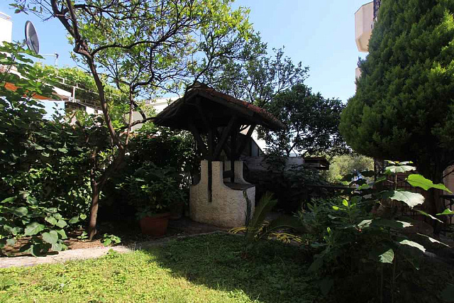 Apartment with a studio inside and a courtyard