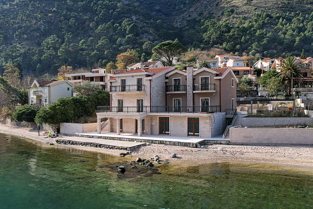 A luxurious three-story villa on the first sea line in  Kotor — photo 71