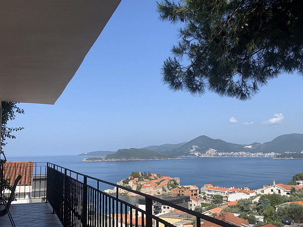 Apartment for sale overlooking the island of Sveti Stefan