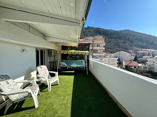 One bedroom apartment with spacious terrace and own parking space in a quiet part of Budva