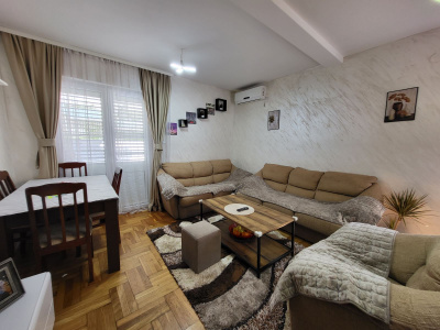 Apartment with a spacious terrace in a quiet location in Budva