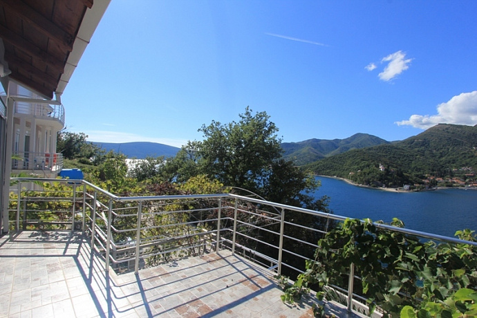 Villa with panoramic sea views in Tivat