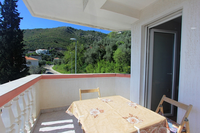 An apartment in Petrovac with sea view