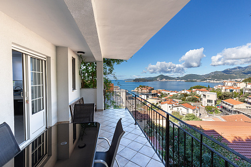 Apartment for sale overlooking the island of Sveti Stefan